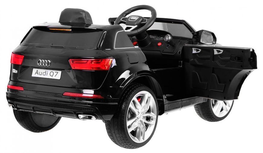 Детский электромобиль Audi Q7 для мальчиков от 1 года черного цвета с пультом управления. 1159 фото